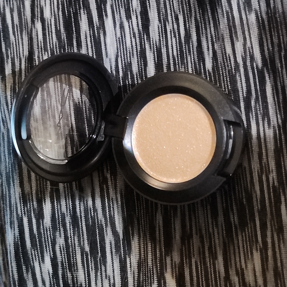 MAC Dazzleshadow - Oh So Glitzy - Picture 3 of 7